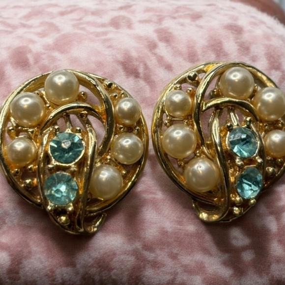 Mint Vintage 1950s Coro Craft Blue Rhinestone Faux Pearl Screw Back Earrings - Picture 2 of 13